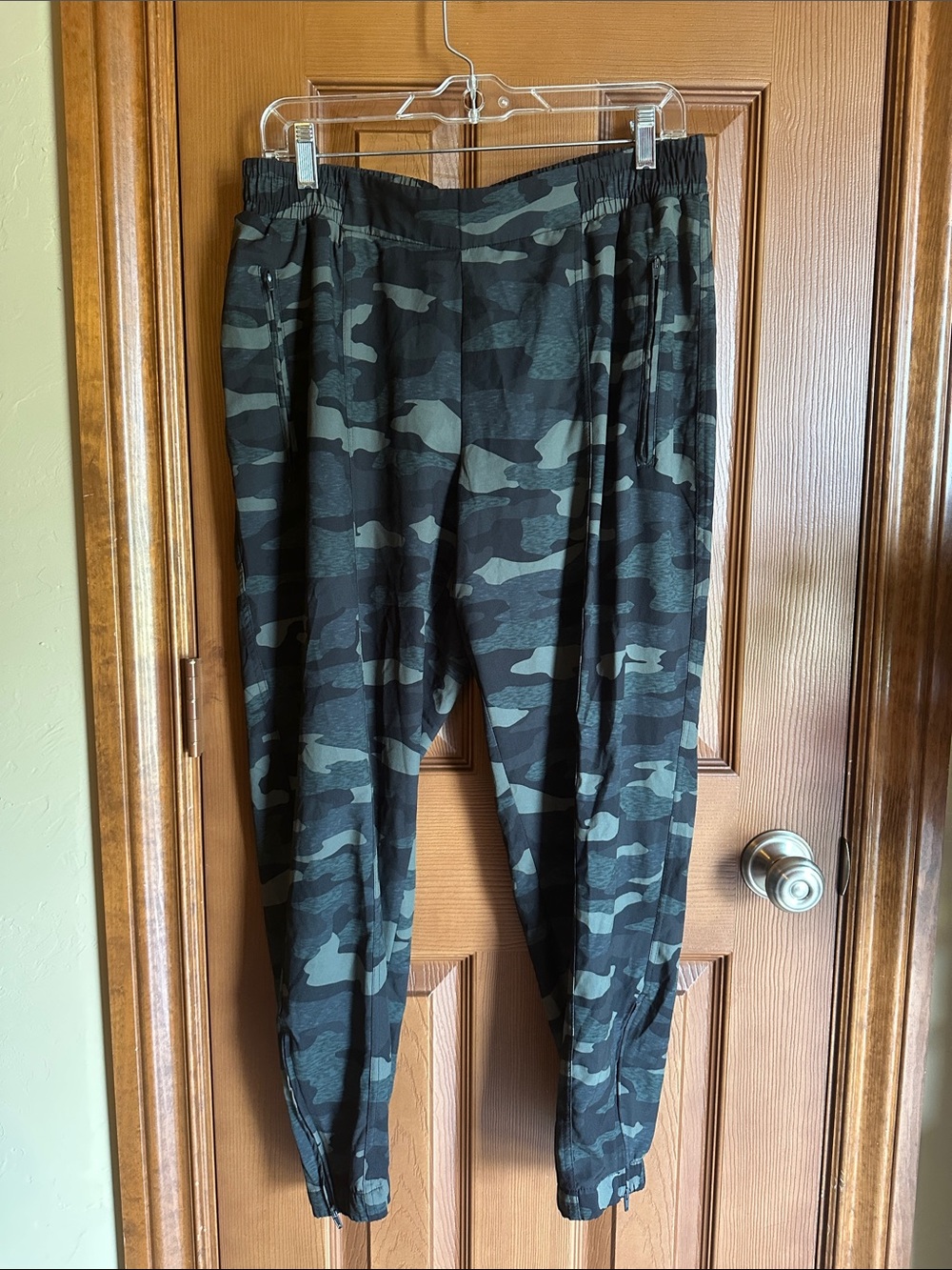 Women’s Old Navy Stretctech Army Green Camouflage Joggers, size Large